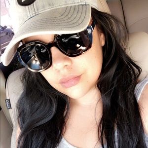 Meet your Posher, Elia